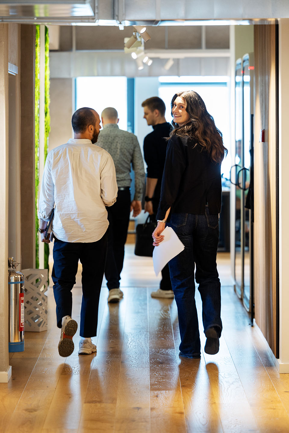 Trustworks-kolleger på vej ned ad gangen